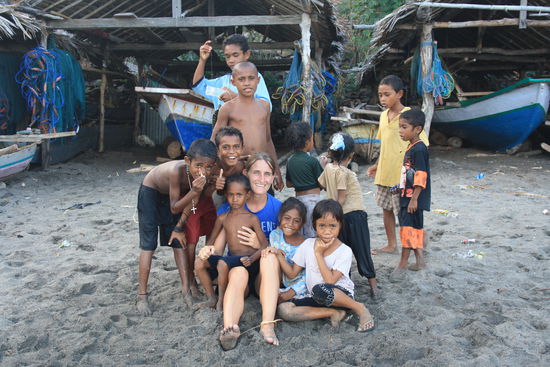 Manu mit ein paar Dorfkinder