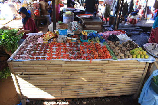 Die Marktfrauen mit ihrem bunten und exotischen Gemuesen, Fruechten und Fischen