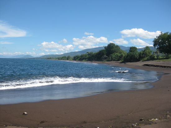 Der schwarze fast menschenleere Strand auf Adonara...