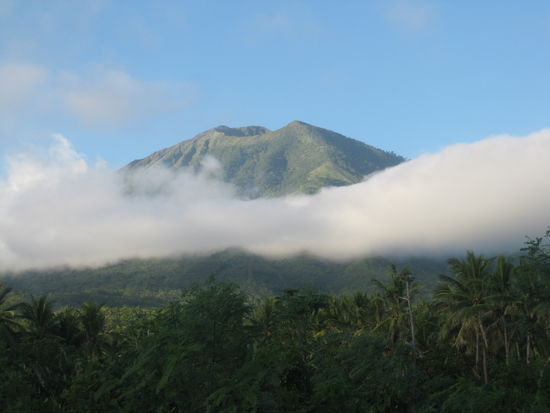 ...und hinter uns erhebt sich wieder mal ein wunderschoener Vulken.