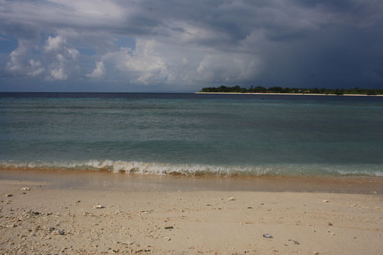 Da drüben ist schon die nächste Gilli Insel, aber rüberschwimmen ist Lebensgefährlich