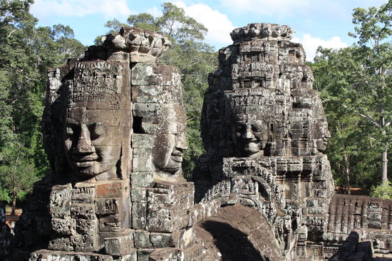Fantastische Gesichter die nach allen Seiten schauen vom Bayon Tempel
