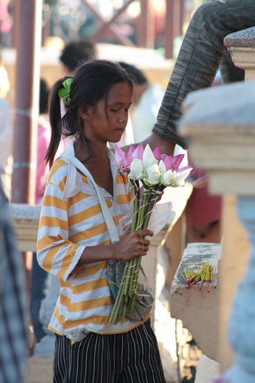Eine der Blumenverkäuferinnen am Ufer des Mekong
