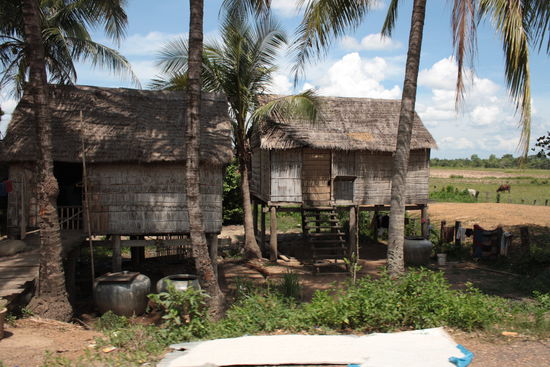Die kleinen Bambushütten der Fischer am Mekong entlang