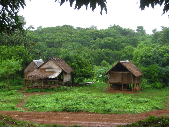 In den einfachen Bambushütten leben die Menschen hier