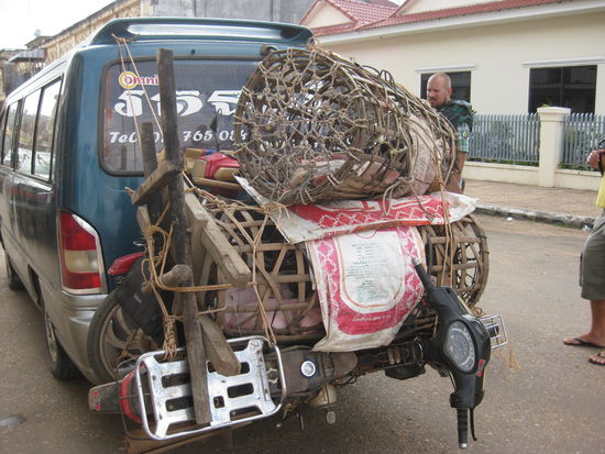 Das ist unser Bus mit Mopeds und jungen Schweinen beladen kann es los gehn