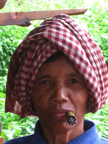 Eine der Dorfältesten mit einer Bananenblattzigarre