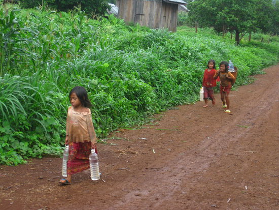 Schon die kleinsten müssen helfen mit anpacken und Wasser heim schleppen
