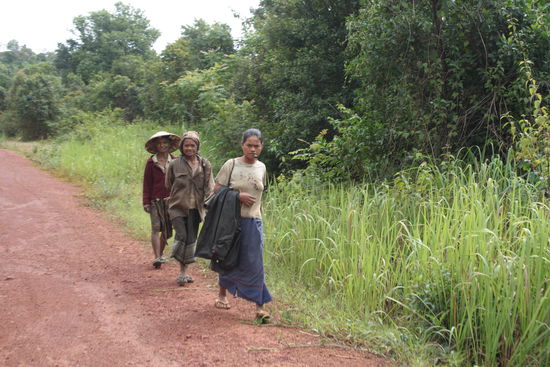 Frauen auf dem Weg zu ihren Feldern