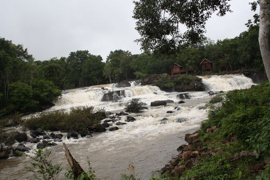 Jetzt haben wir uns ein kühles Bier verdient mit Sicht auf den Tad Lo Wasserfall