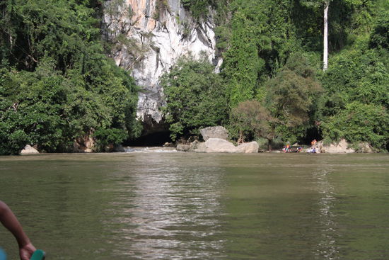 Da kommt der Fluss aus dem Berg, dort muss die Konglo Höhle sein