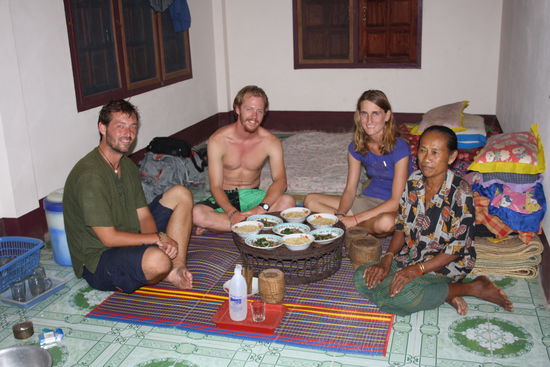 Der schöne Abend mit unserer Gastgeberin die lecker für uns gekocht hat und dazu gibt es Laolao Whisky.