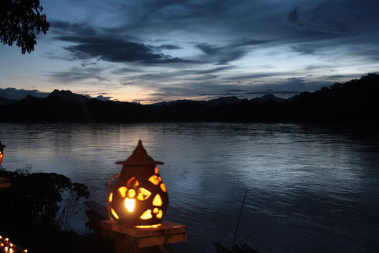 Der Sonnenuntergang über dem Mekong