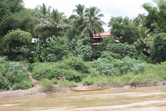 Kleine versteckte Dörfer sieht man immer wieder am Flussufer