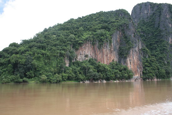 Die steilen Felswände über dem Nam Ou