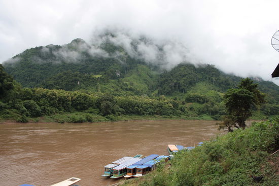 Die typischen Boote auf den Flüssen in Nordlaos