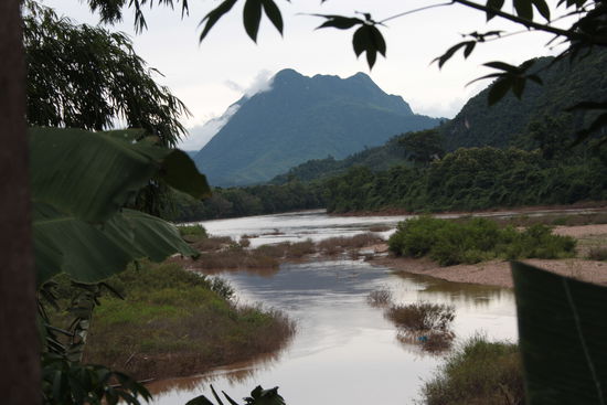 Die ruhige Umgebung von Muang Ngoi Neua und die tolle Aussicht über den Fluss und die Berge