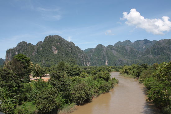 Das ist die Gegend um Vang Vieng mit den vielen Karstbergen