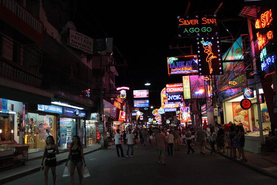 Clubs, Bars,Shows....so weit das Auge reicht und das die ganze Nacht