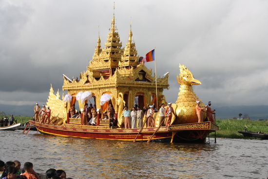 Da kommt die Buddhastatue angefahren