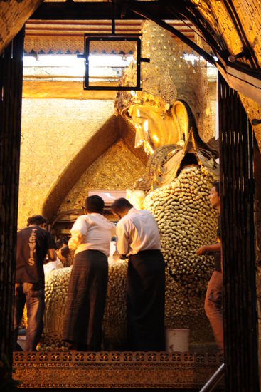 Der riesige goldene Buddha der Mahamuni Pagode, Männer bekleben sie mit Goldblätter mittlerweile wiegt sie einige Tonnen