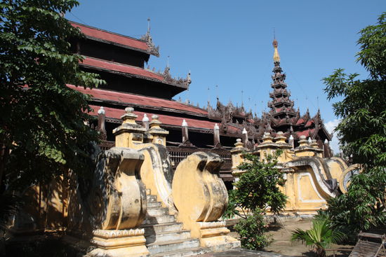 Das Kloster Shwe In Bin Kyaung das vollständig aus Teakholz besteht