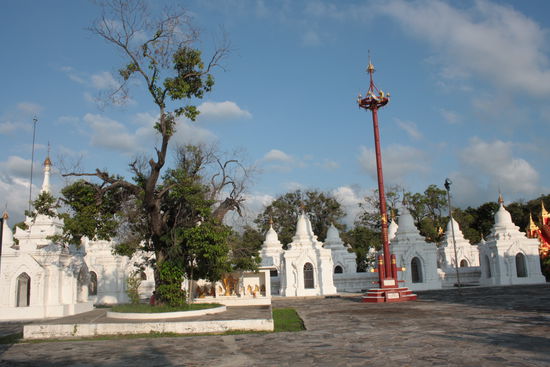 Kuthodaw Pagode mit seinen 729 kleinen Tempeln in denen sich buddhistische Texte auf  Marmortafeln befinden, auch das grösste Buch der Welt genannt
