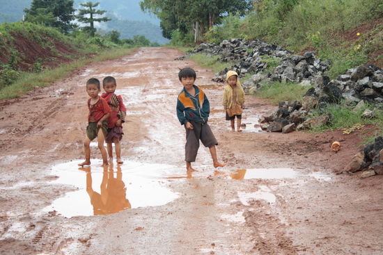 Wenigstens die Kinder haben spass an den Pfützen