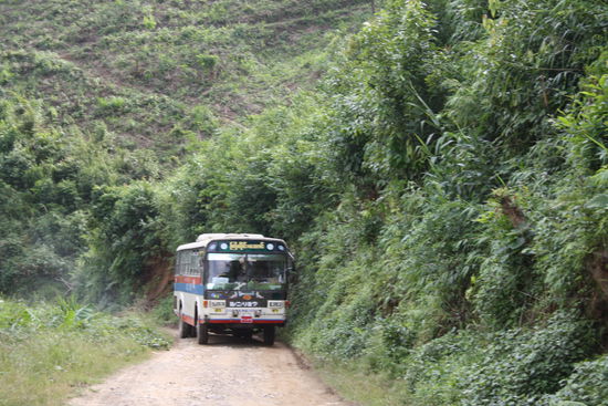 Auf so schmalen Strassen mussten wir auch noch den Bus kreuzen