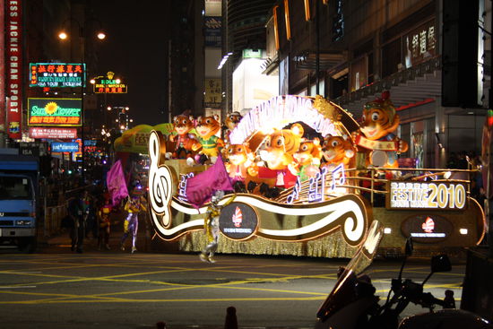 Der Wagen von Hong Kong Tourismus, der das Jahr des Tigers willkommen heisst