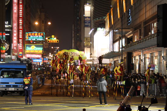 Die haben ein sehr aussergewoehnliches Hobby; Stelzen laufen