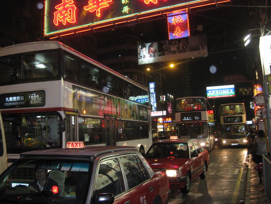 Die englischen Fahrzeuge geben der Stadt das gewisse Flair...