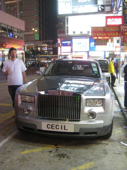 Wau da hat der Chris aber eine schoene Limusine entdeckt.