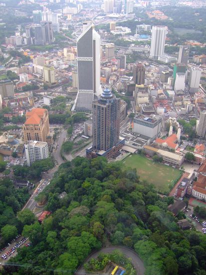 Unser Guesthouse(Pudu Hostel)ist das kleine gelbe Gebaeude links neben dem Wolkenkratzer.