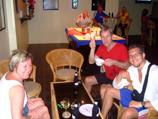 Hier die Schweden. Am Fussball Match gucken und gratis essen.Very nice, I like for free.