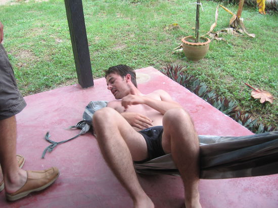 Der Versuch eine Haengematte aufzuhaengen.....lach