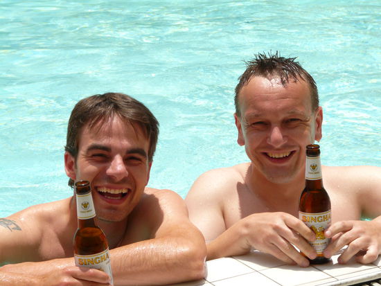 das erste Singha am Pool...