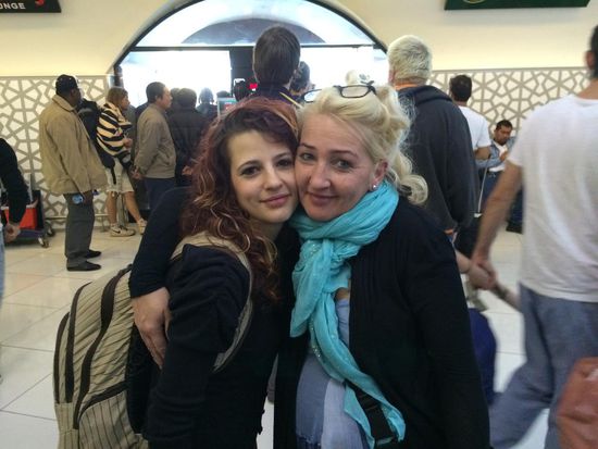 Abu Dhabi im Hintergrund die Raucherlouge.....koennt ihr was durch die Scheibe erkennen