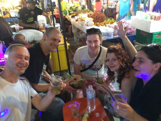 kleine Bar aif dem Nacht &amp; Fressmarkt