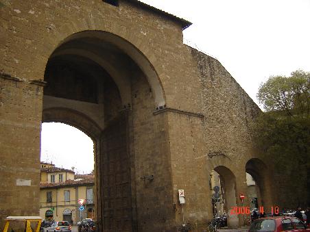 Florenz 2006 - la Porta Romana und die Stadtmauer