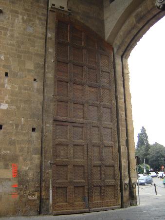 Florenz 2006 - la Porta Romana, das imposante Holztor