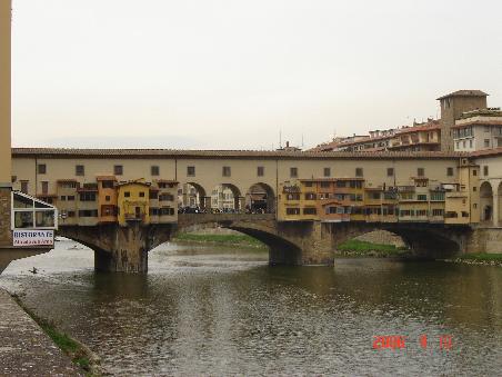 Florenz 2006 - il Ponte Vecchio, früher das Domizil der Metzger!
(Weil sie die Schlachtabfälle in den Fluss Arno warfen, begann es fürchterlich zu stinken! Auf behördlichen Erlass mussten die Metzger einen andern Standort suchen!)