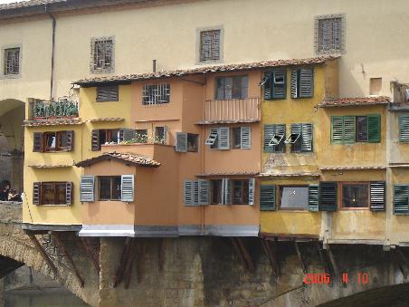 Florenz 2006 - il Ponte Vecchio, Detailansicht der bewohnten Häuschen.