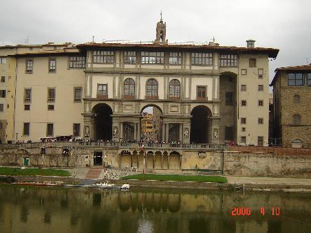 Florenz 2006 - am Ufer des Arno, Eingang zu den Uffizien