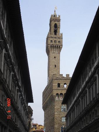 Florenz 2006 - *Gli Uffizi* mit dem Palazzo Vecchio im Hintergrund! Die Uffizien waren früher ein Verwaltungsgebäude, heute beherbergen sie eine der bekanntesten Kunstsammlungen der Welt mit über 4000 Gemälden.