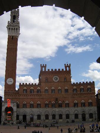 Siena 2006 - Piazza del Campo; der Platz ist das Herz der Stadt - mit einer Form wie eine *ovale Schüssel*.