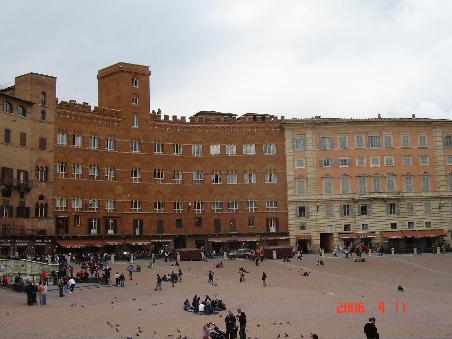 Siena 2006 - Piazza del Campo; nach 90 Sekunden ist alles vorbei - denn länger brauchen Ross und Reiter nicht, um die drei Runden um die Piazza zu galoppieren. Zwei mal im Jahr findet hier der *Palio delle Contrade* statt.