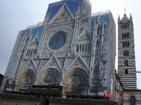 Siena 2006 - der Dom mit Campanile; leider ist die Fassade mit Gerüststangen eingehüllt!