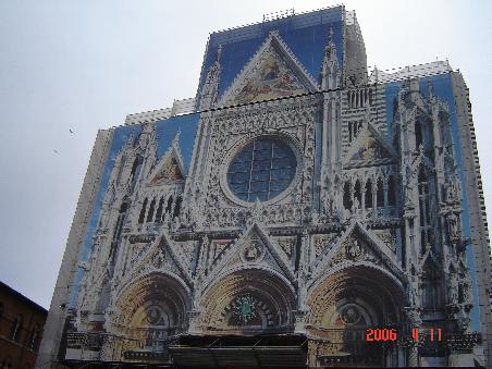 Siena 2006 - der Dom: die moderne Technik zeigt dem Betrachter trotz Renovationen die unerhöhrte Schönheit des Baus! Schöner wie das Original?