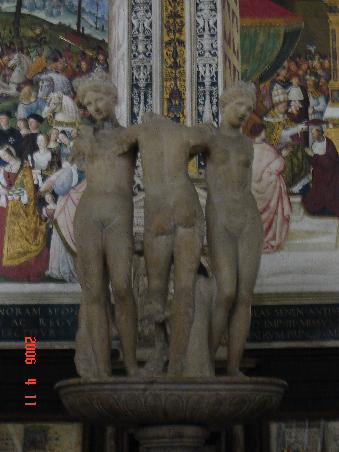 Siena 2006 - im Inneren des Doms ist der Fussboden einzigartig. In 56 Bildern in Graffitto- und Intarsientechnik zeigen die Szenen bis zum Kreuzestod Christi.
In der Libreria Piccolomini stehen die berühmten *3 Grazien*
